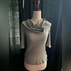 Anthropologie Blouse. Élégant ruffle neckline.